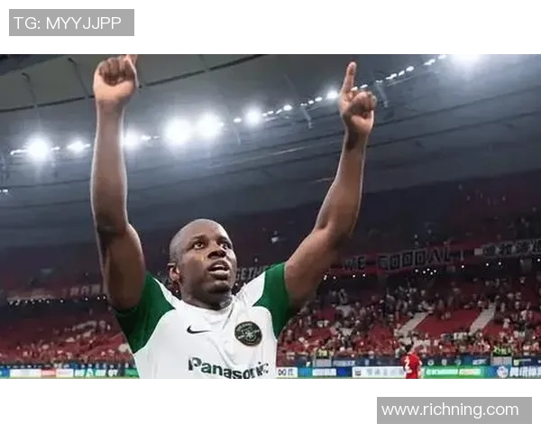 昔日足坛巨星重聚绿茵场共演经典对决 展现不老传奇风采